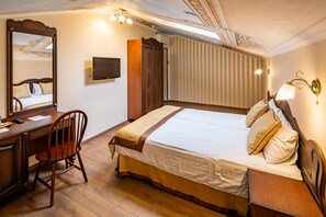 Desk, iron/ironing board, free cots/infant beds, rollaway beds - Guest House Inn Lviv (Lviv)