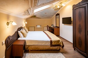 Kamar Double atau Twin Standar | Meja kerja, setrika/meja setrika, dan tempat tidur bayi gratis