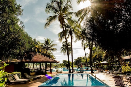 Outdoor pool, pool umbrellas, sun loungers. Eco Resort Foz do Marinheiro