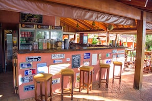 3 bars-salons, bar attenant Ă la piscine