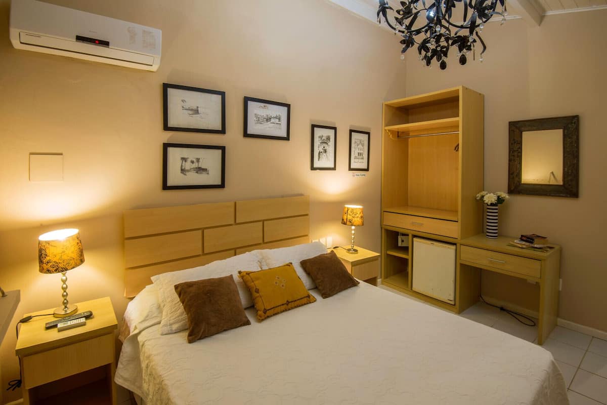 Minibar, caja fuerte, cortinas opacas