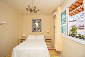 Economy-rum | Minibar, värdeförvaringsskåp på rummet och mörkläggningsgardiner