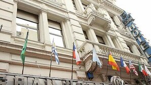 The exterior of the Grand Hotel with multiple flags displayed. - Gran Hotel Ailen (Buenos Aires)