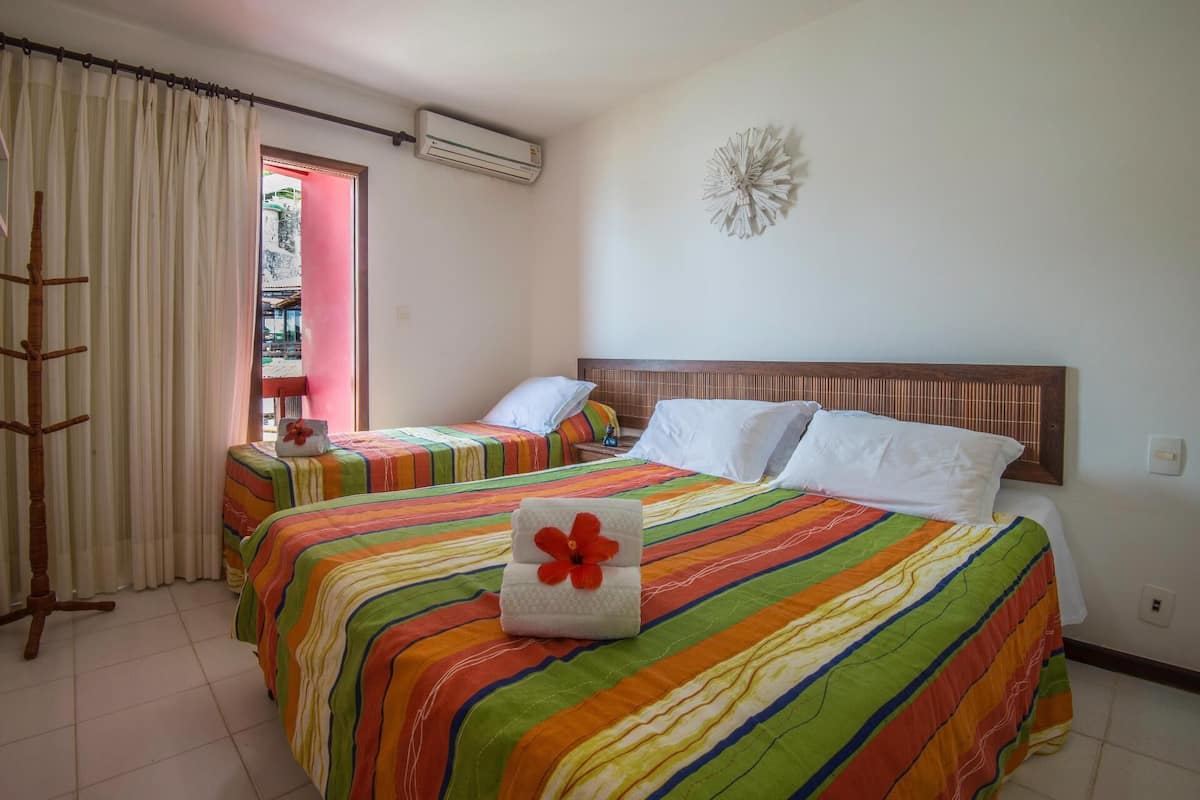 Frigobar, cofres nos quartos, cortinas blackout