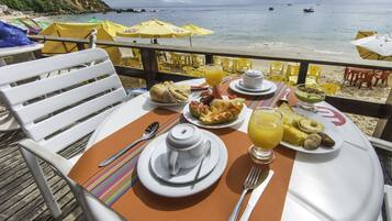Café da manhã com buffet grátis todos os dias