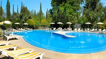 Una piscina techada, una piscina al aire libre