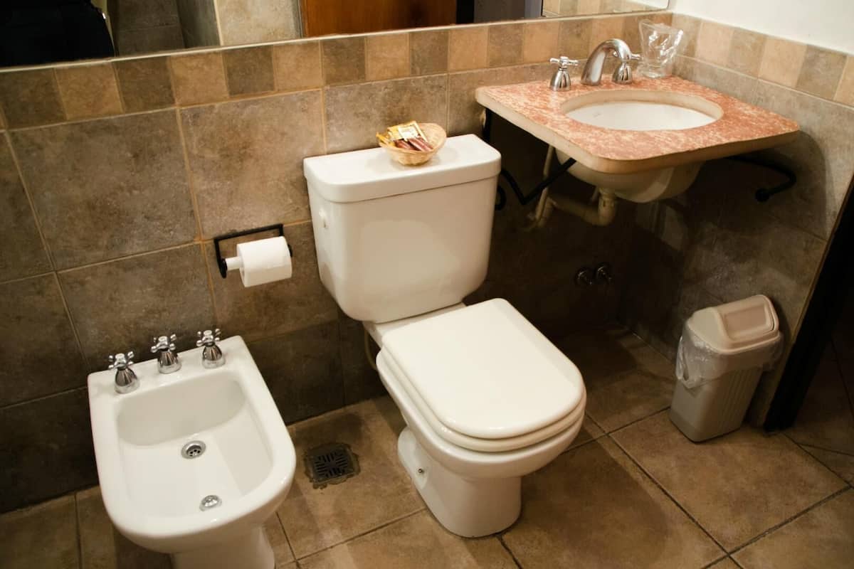 Bathroom | Shower, free toiletries, hair dryer (on request), towels