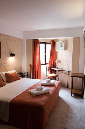 Desk, free cribs/infant beds, free WiFi, bed sheets - Hotel Samka (Salta)