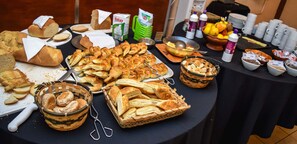 Free daily buffet breakfast - Hotel Samka (Salta)