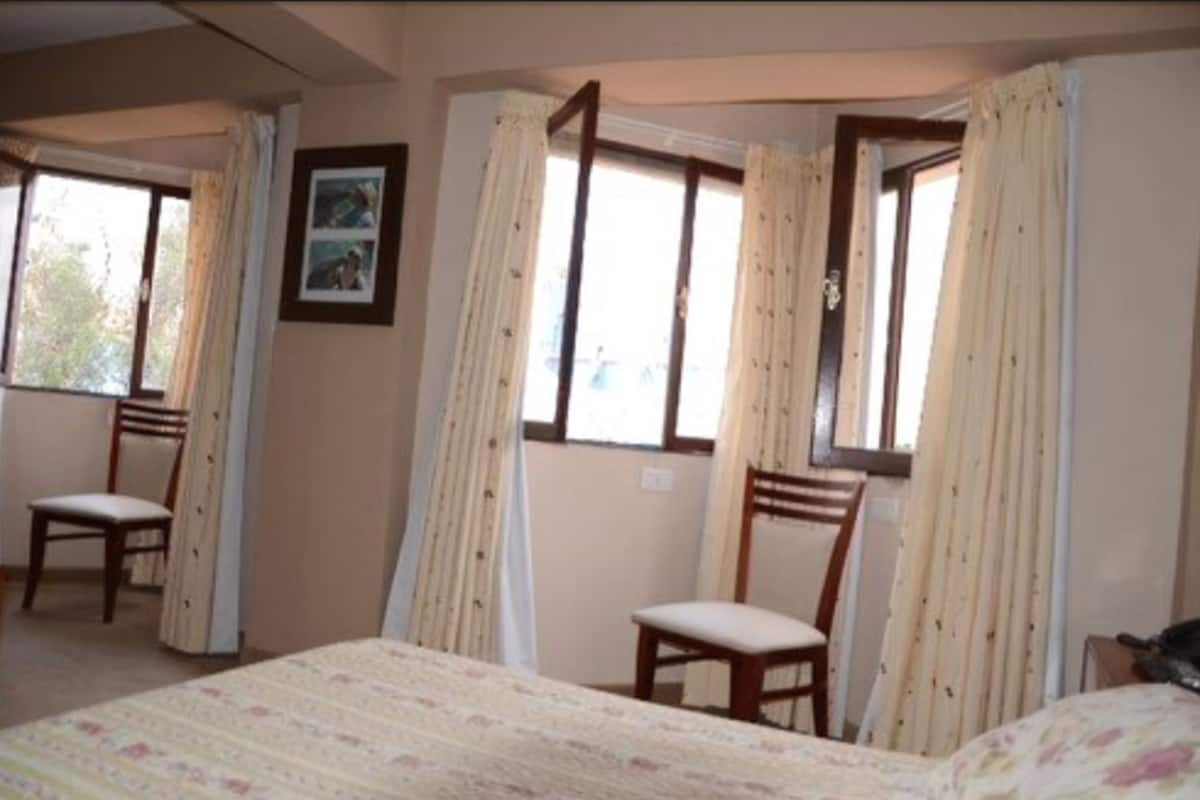 Desk, cribs (free), WiFi (free), bed sheets