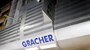 L'ingresso di un hotel con una insegna che riporta 'GRACHER HOTEL' e una facciata moderna con porte in vetro.