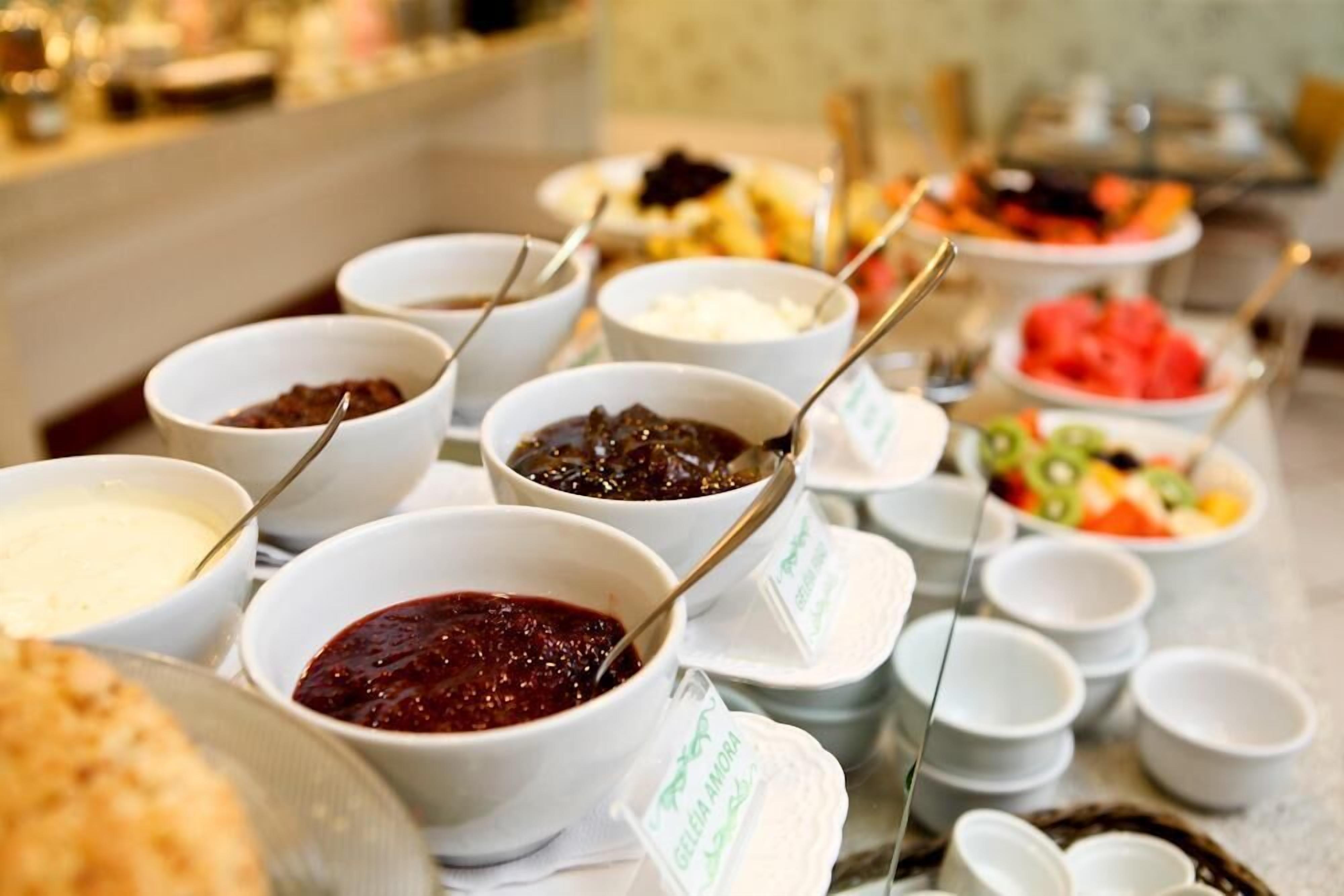 Buffet com diversos pratos e acompanhamentos.