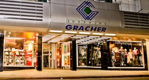 Egy bevásárlóközpont bejárata, amelyen feltűnő „SHOPPING GRACHER” felirat látható.