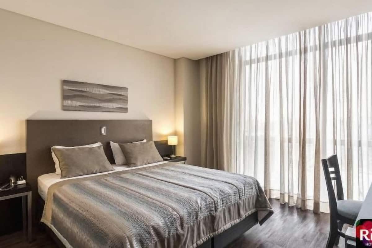 Minibar, in-room safe, soundproofing, free WiFi