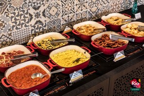 Café da manhã com buffet grátis todos os dias