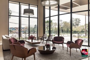 Área de estar no saguão