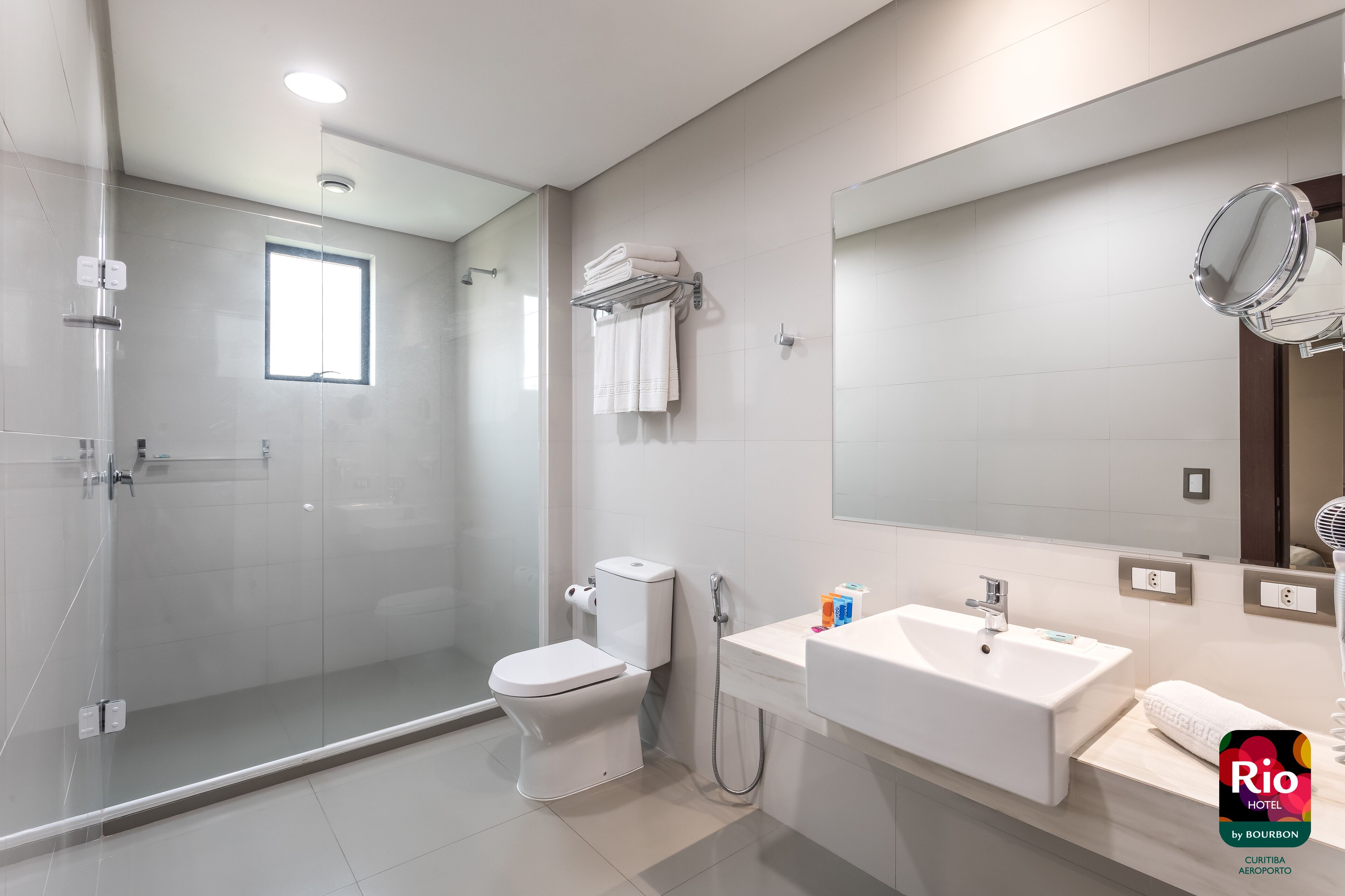standard triple room | bathroom | shower, free toiletries, hair dryer, towels