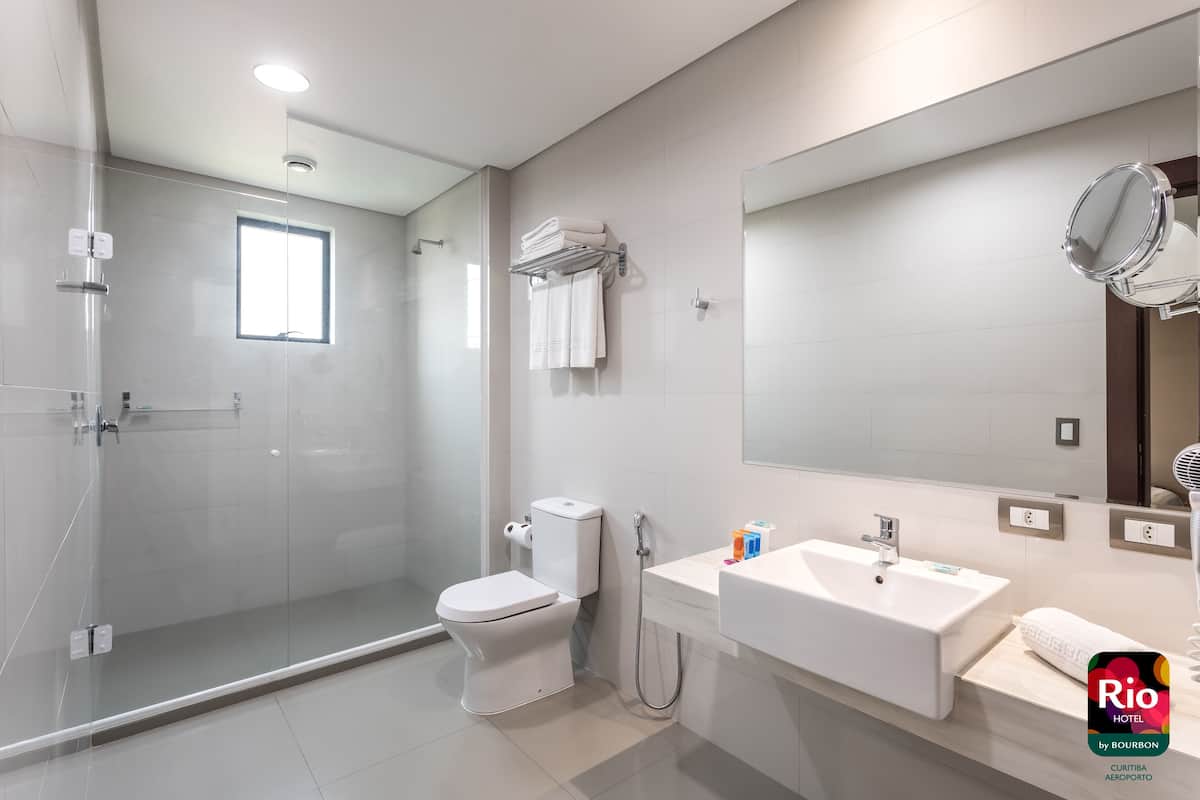 standard triple room | bathroom | shower, free toiletries, hair dryer, towels