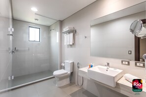 Habitació triple estàndard | Bany | Dutxa, articles de tocador gratuïts, assecador de cabells i tovalloles 