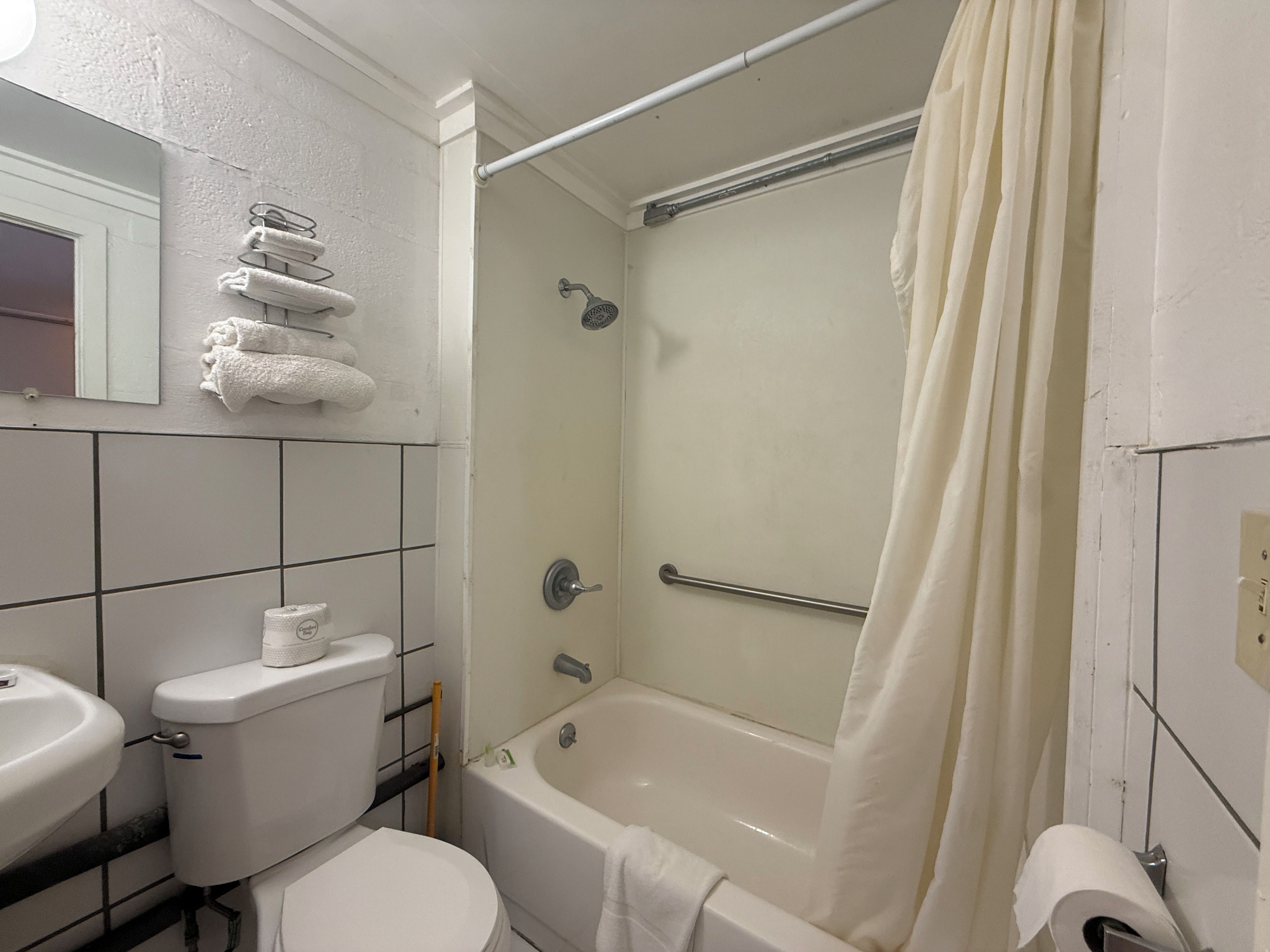 Un baño con inodoro, lavamanos y bañera.