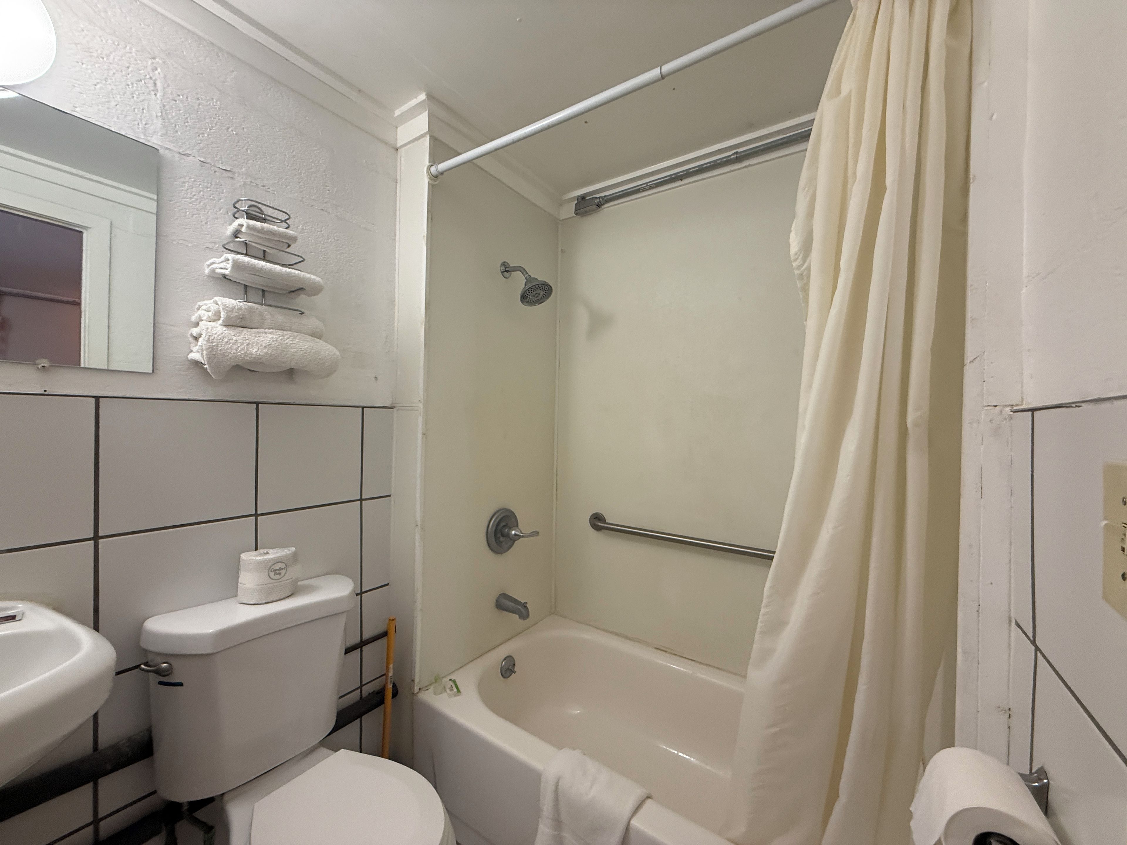 Une salle de bain avec des toilettes, un lavabo et une baignoire.
