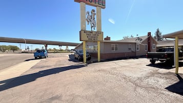 A motel with a sign advertising free coffee, kitchen, and WiFi.