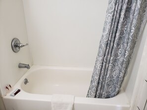 Free toiletries, towels - Mustang Motel (Gillette)