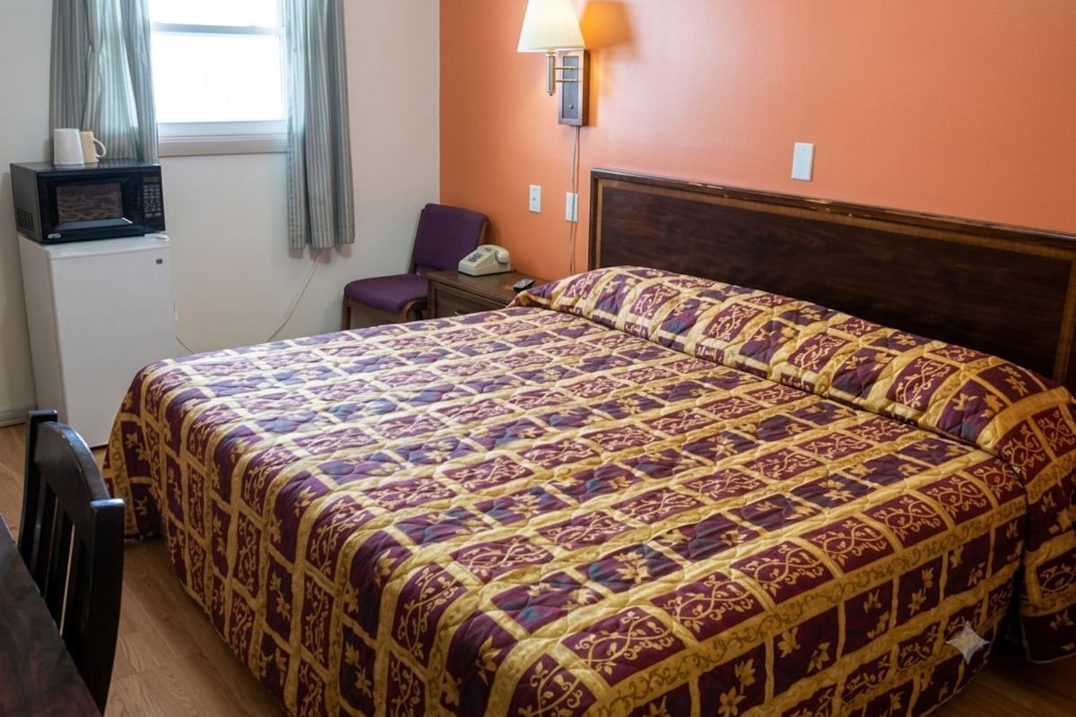 Room, 1 King Bed, Smoking