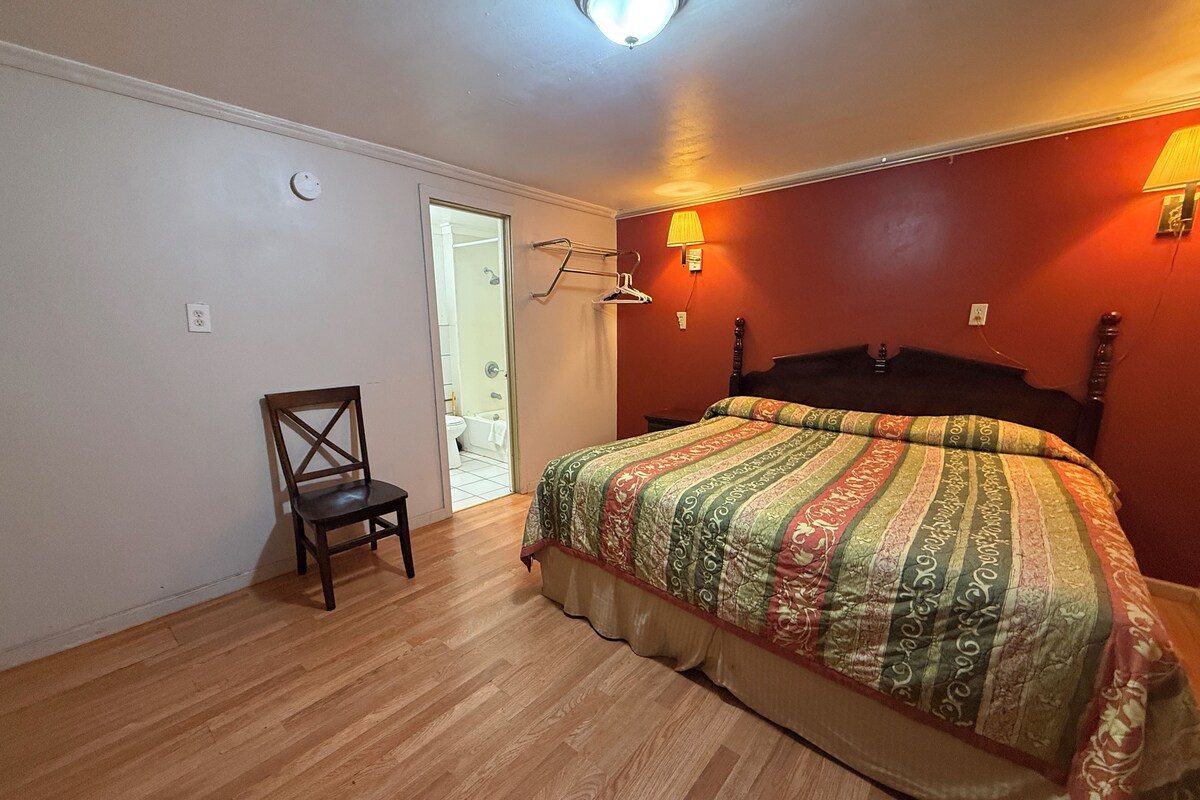 3 Queen Beds with Kitchenette