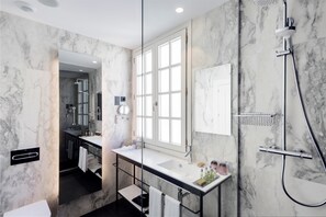 Camera, 1 letto queen | Bagno | Set di cortesia gratuito, asciugacapelli, pantofole, asciugamani