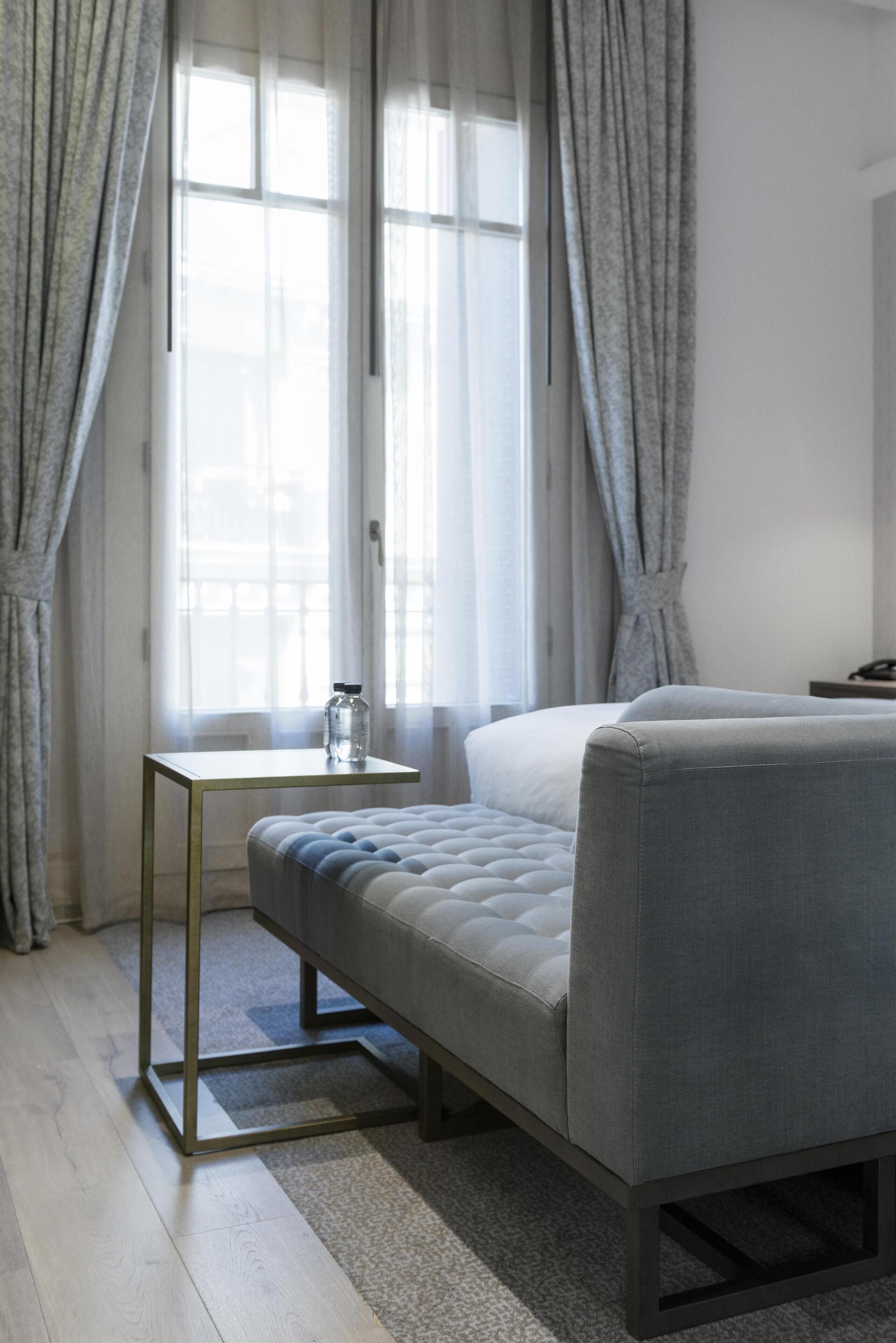 Camera Deluxe, 1 letto king | Area soggiorno | TV LED