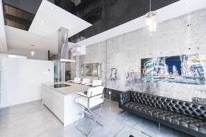 ห้องดับเบิล, 1 ห้องนอน (1202) | ห้องนั่งเล่น | ทีวีจอแบน