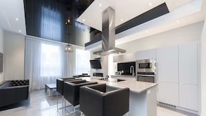 A modern kitchen with a central island, stainless steel appliances, and a sleek design. - Hotel Milton-Parc (Montreal)