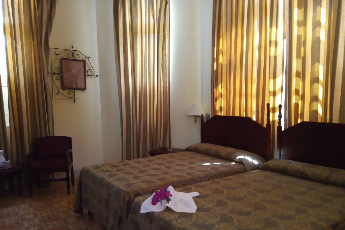 Individuell dekoriert, individuell eingerichtet, Schreibtisch