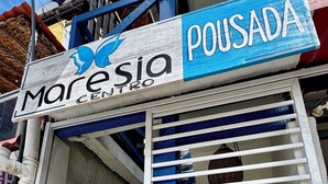 A staircase with a sign for 'Maresia Centro' and 'Pousada'. - Pousada Maresia Centro (Ipojuca)