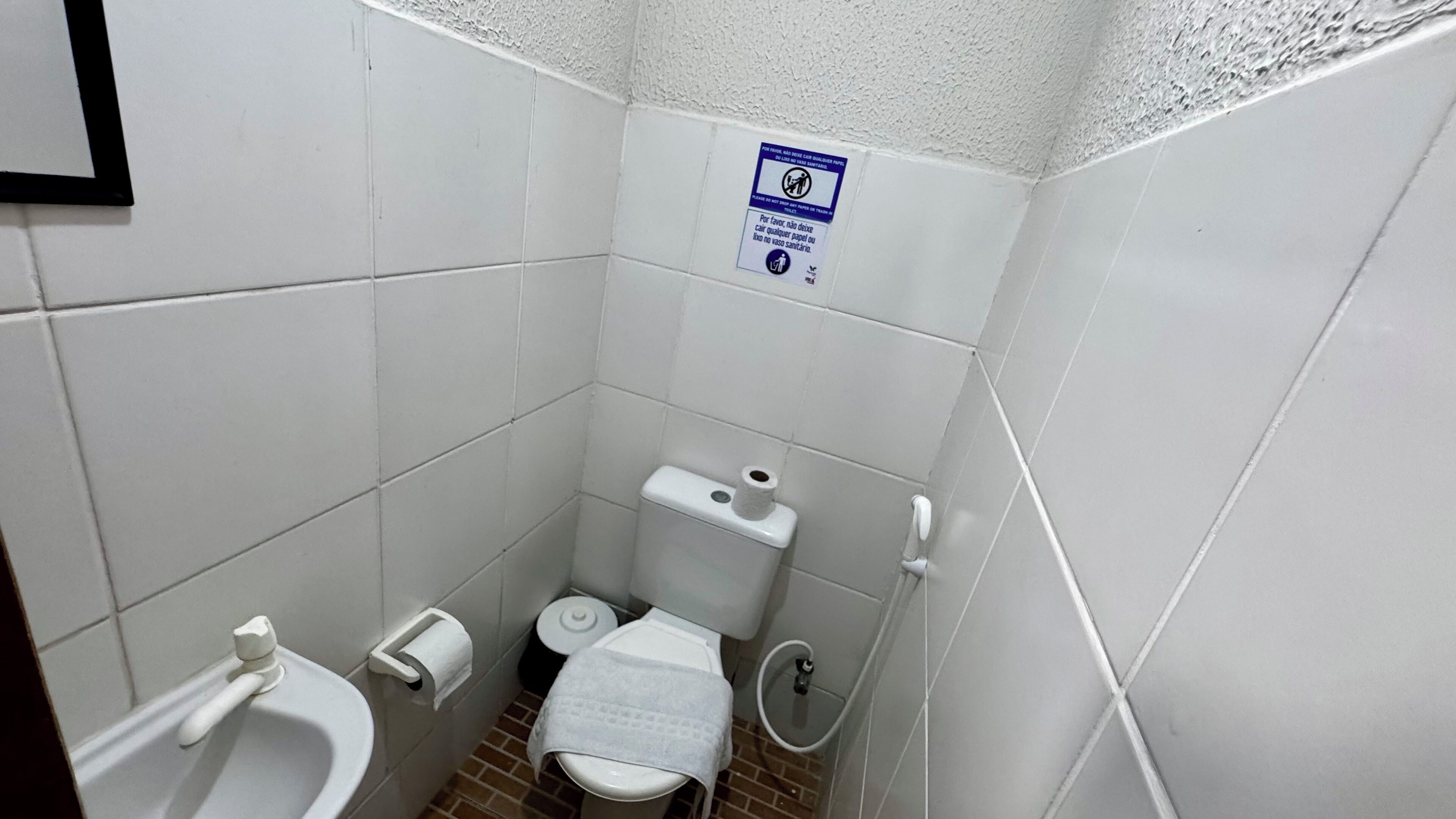 Suíte T | Banheiro | Chuveiro, produtos de toalete grátis, toalhas de banho 