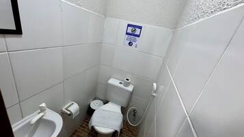 Suíte T | Banheiro | Chuveiro, produtos de toalete grátis, toalhas de banho