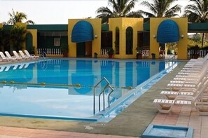 Außenpool, Sonnenschirme, Liegestühle