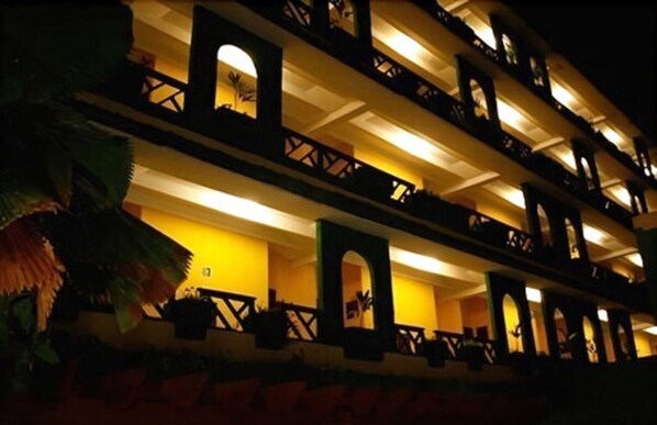 Fassade der Unterkunft – Abend/Nacht