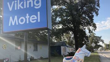 A Viking Motel sign with a decorative horse statue in front.