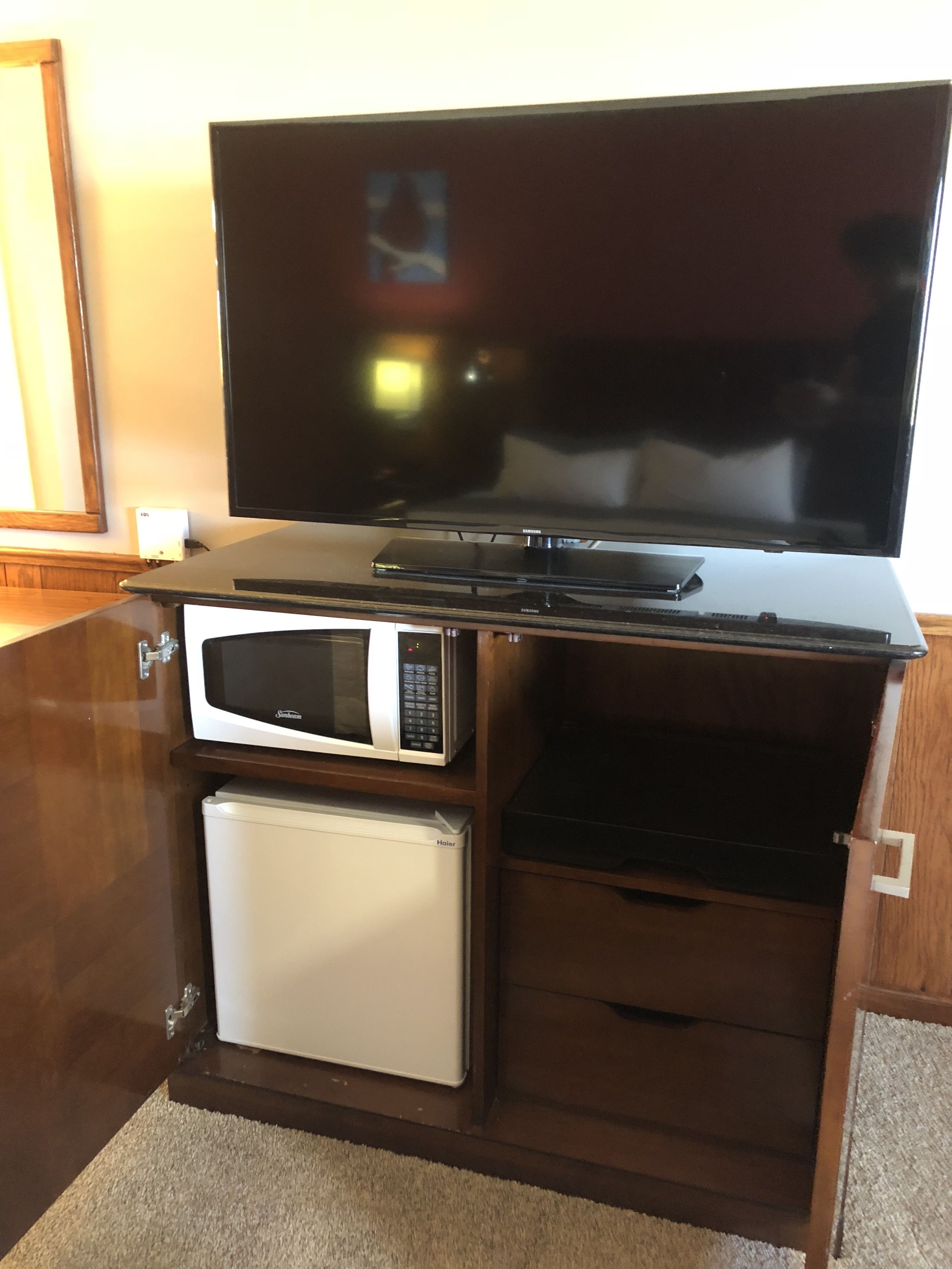 deluxe suite, 1 king bed, refrigerator & microwave | desk, iron/ironing board, free wifi, bed sheets