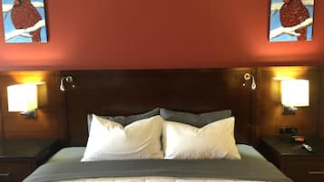 Suite Deluxe, 1 letto king, frigorifero e microonde | Una scrivania, ferro/asse da stiro, Wi-Fi gratuito, lenzuola