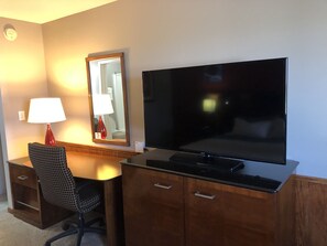 Escritorio, tabla de planchar con plancha, wifi gratis y ropa de cama