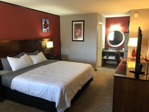 Deluxe Suite, 1 King Bed, Refrigerator & Microwave | Iron/ironing board, free WiFi, bed sheets