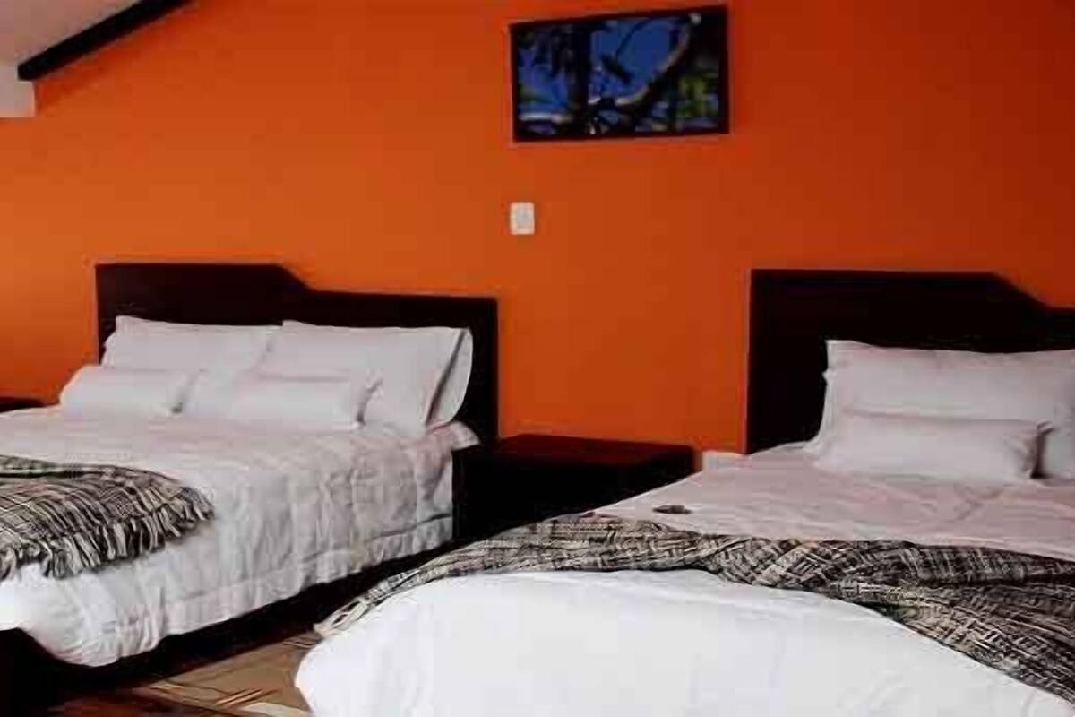 Family Triple Room | Peralatan tempat tidur premium, bar mini, seterika/papan seterika