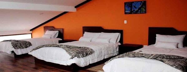 Family Triple Room | Peralatan tempat tidur premium, bar mini, seterika/papan seterika