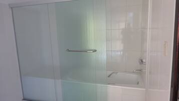 Suite | Bathroom | Shower, free toiletries, towels