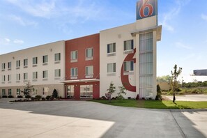 Front of property - Motel 6 Tulsa, OK (Catoosa)