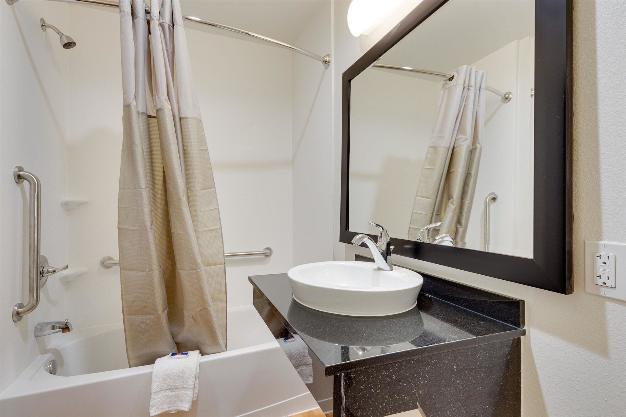 Camera Deluxe, 1 letto king, vasca accessibile in sedia a rotelle, non fumatori | Dotazioni del bagno | Doccia, asciugamani