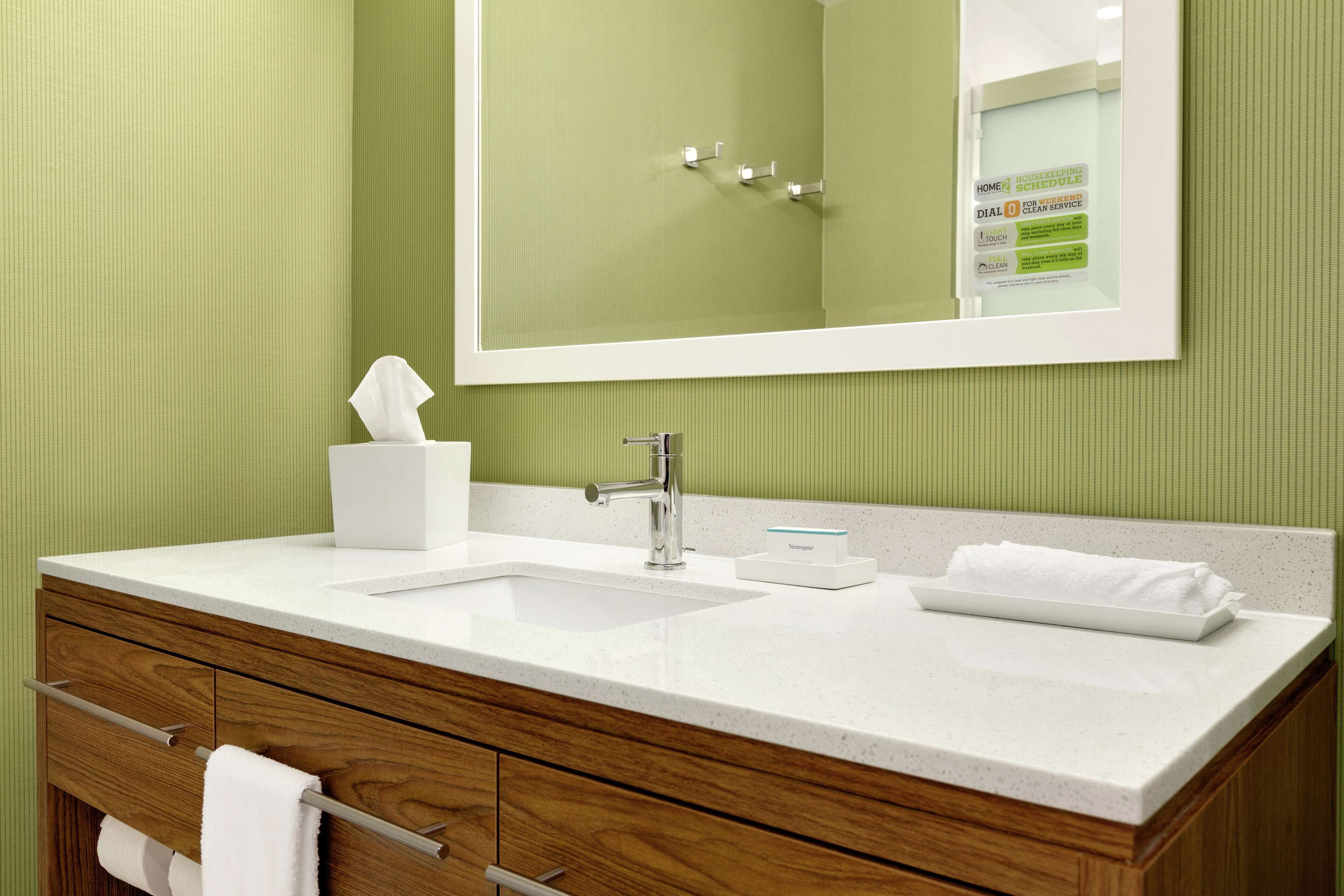 hydromassage showerhead, free toiletries, towels